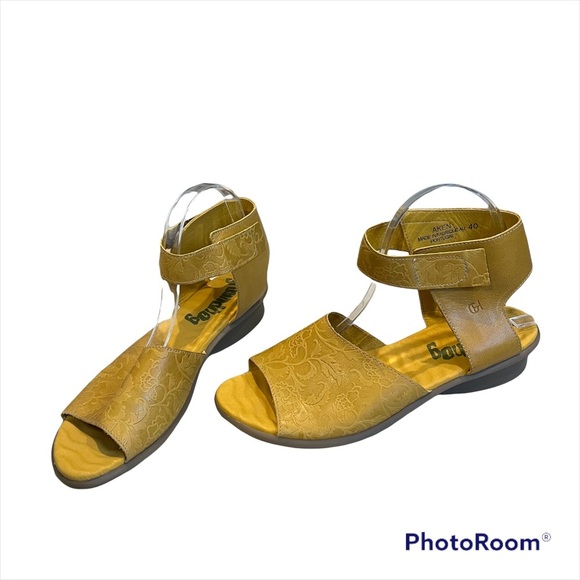 Groundhog Aken Yellow Leather Ankle Strap Sandals - Picture 4 of 14